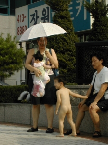 이 아이가 옷을 벗어야 했던 이유...
